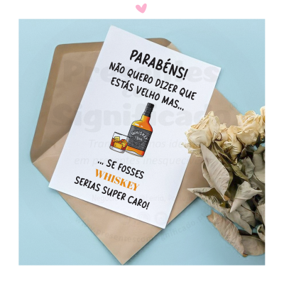Cartão de felicitações com ilustração de whisky e texto em português, envelope castanho e flores secas ao lado