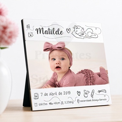 Porta-retratos com foto de bebé e detalhes de nascimento nome Matilde.