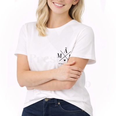 T-shirt branca com estampado preto, usada por mulher