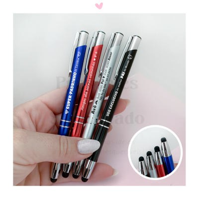 Quatro canetas de metal em azul, vermelho e preto com texto branco, cada uma com ponta para escrita e ponta para ecrã tátil.
