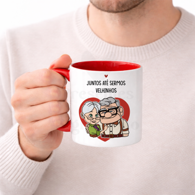 Caneca branca com interior e pega vermelhos, caricatura de casal de idosos e texto em português