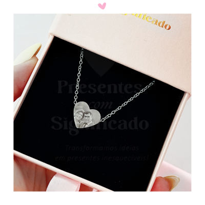 Colar prata com pendente coração gravado em caixa rosa com interior preto