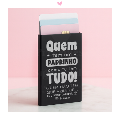 Porta-cartões preto com texto em branco sobre fundo rosa