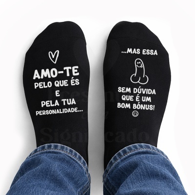 Par de meias pretas com texto e desenho em branco.