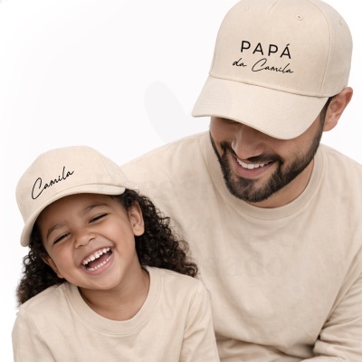 Bonés bege com textos PAPÁ da Camila e Camila usados por um homem e uma criança sorridentes