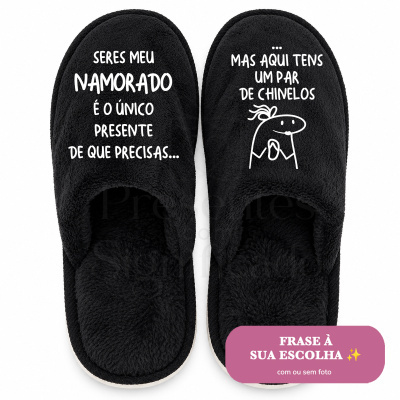 Par de chinelos pretos com texto branco e desenho impresso