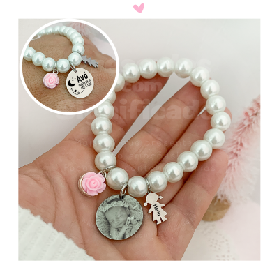Pulseira de contas brancas com pendentes de foto, texto 'Avó' e menina