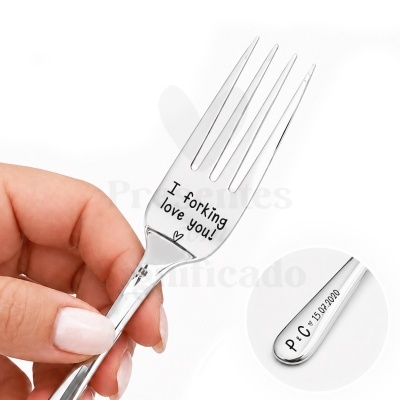 Garfo metálico prateado com gravação personalizada em fundo branco.
