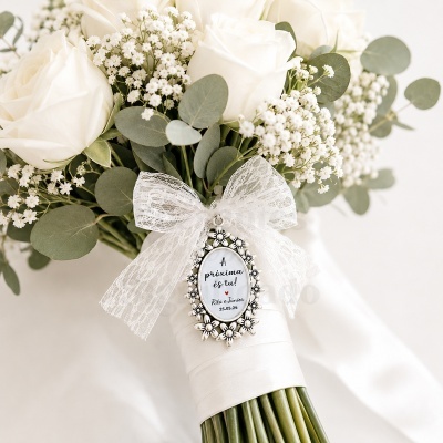 Bouquet de rosas brancas com fita branca e etiqueta decorativa com texto
