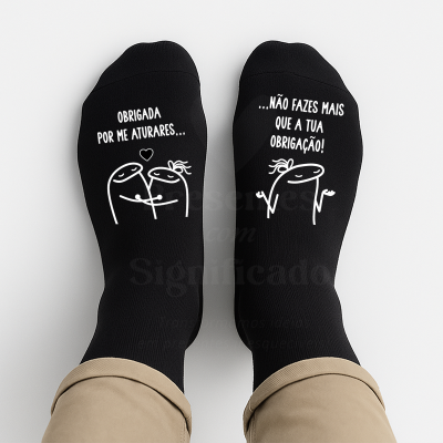 Meias pretas com ilustrações e texto em português.