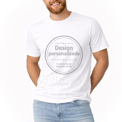 Homem com t-shirt branca com texto Design personalizado e jeans azul claro