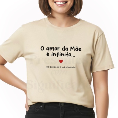 T-shirt bege com texto em português sobre amor de mãe