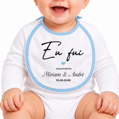 Babete azul e branco com texto personalizado para casamento usado por bebé