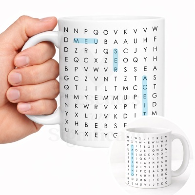 Caneca branca com sopa de letras e palavras destacadas em azul.