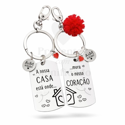 Conjunto de porta-chaves em metal prateado com pendentes e pompom vermelho