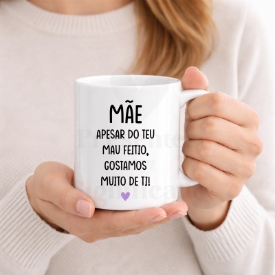 Caneca branca com texto para mãe e coração lilás