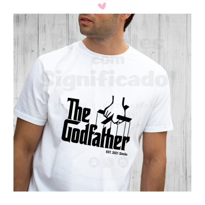 T-shirt branca com estampado preto 'The Godfather' e imagem de mãos de marionete
