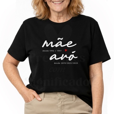 T-shirt preta com texto branco e vermelho sobre maternidade e avó, pessoa vestindo calças bege.
