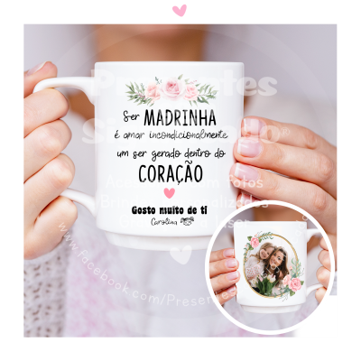 Caneca branca com texto em português e decoração floral, segurada por duas mãos