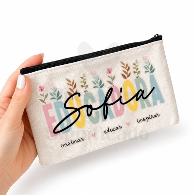 Estojo branco em tecido com nome Sofia e desenhos de flores coloridas