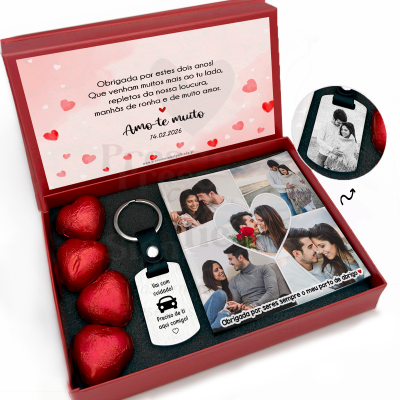 Caixa de presente vermelha com bombons em forma de coração, porta-chaves e cartão personalizado para casal