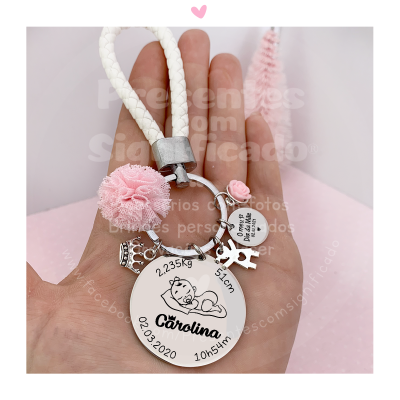 Chaveiro personalizado com ilustração de bebé e nome Carolina, em metal e corda branca trançada com acessórios rosa