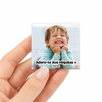 Placa quadrada com foto de menino sorridente e texto para avó