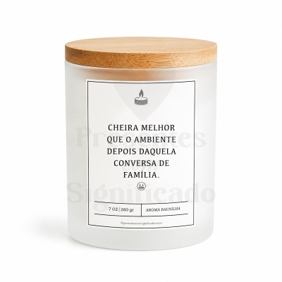 Vela aromática branca com tampa de madeira e etiqueta com texto em português