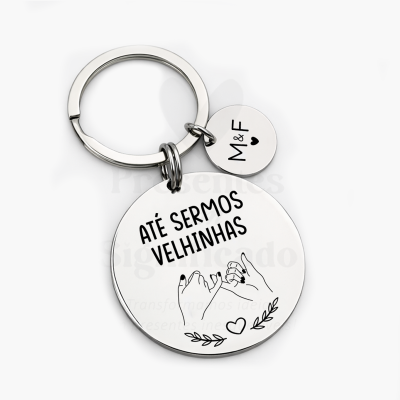 Porta-chaves metálico prateado com texto e desenho