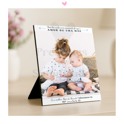 Moldura de secretária com fotografia de duas crianças e texto sobre amor de mãe.