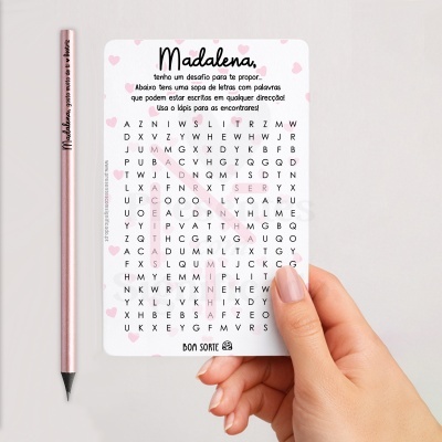 Folha com sopa de letras e lápis rosa com texto Madalena.