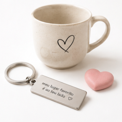 Caneca bege com coração desenhado, pedra em forma de coração cor de rosa e porta-chaves metálico gravado