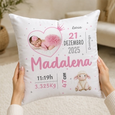 Almofada branca personalizada com foto de bebé e texto em português a anunciar nascimento