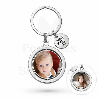 Chaveiro prateado com foto de criança e pendente com texto Melhor Pai do