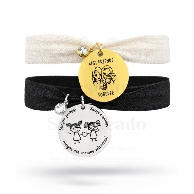 Conjunto de pulseiras elásticas preta e branca com medalhas de amizade