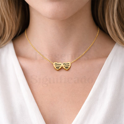 Colar dourado com dois corações gravados usados ao pescoço de uma mulher