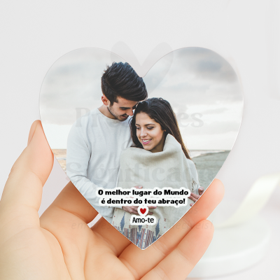 Objeto decorativo em forma de coração com foto de casal abraçado e texto romântico