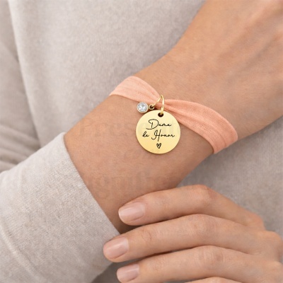 Bracelete com fita rosa clara e pendente dourado gravado Dama de Honra.