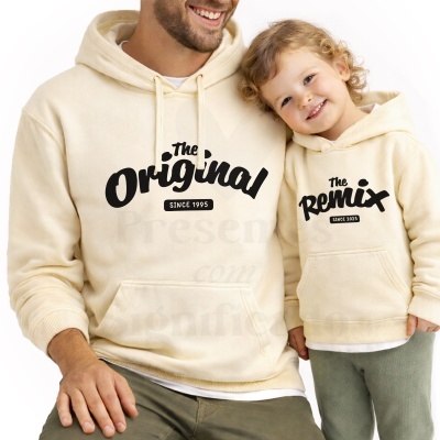 Duas pessoas com sweatshirts bege com textos em preto