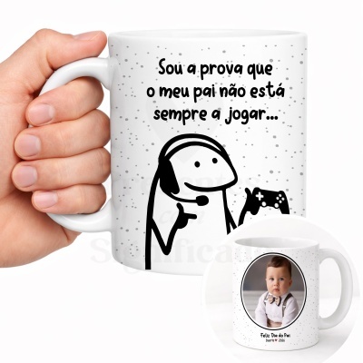 Caneca branca com ilustração e texto em português sobre pai jogador e foto de bebé