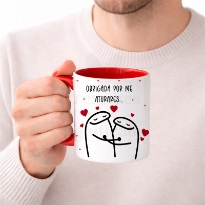 Caneca branca com interior vermelho ilustrada com personagens a abraçar e texto em português.