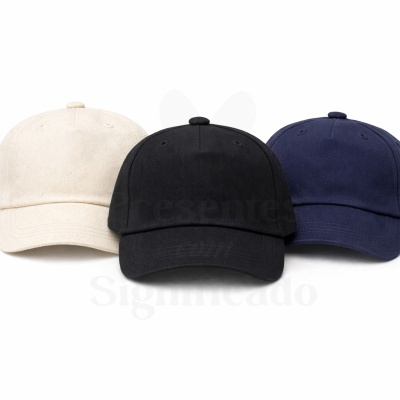 Três bonés de tecido em creme, preto e azul escuro com aba curva.