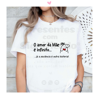 T-shirt branca com frase sobre amor de mãe e desenho de coração vermelho.