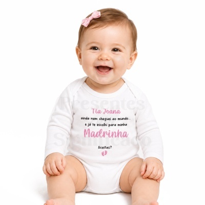 Bebé sorridente com body branco e laço rosa no cabelo, texto personalizado no body.