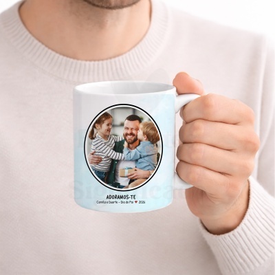 Caneca branca com foto de pai e filhos e texto personalizado em português