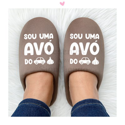 Pantufas castanhas com texto branco e desenhos de carro e alho