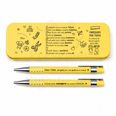 Estojo amarelo com desenhos infantis e texto de agradecimento em português, acompanhado por duas canetas amarelas com frases personalizadas.
