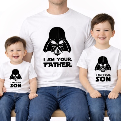 Pai e dois filhos com t-shirts brancas e estampados de Darth Vader e texto relacionado.