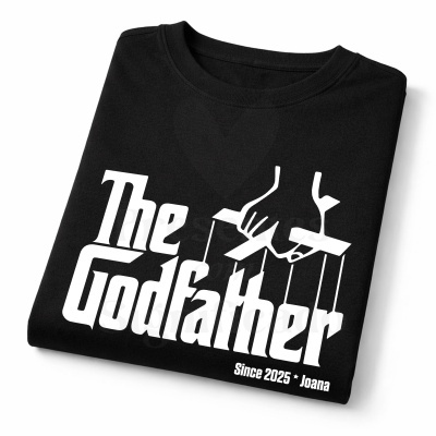 T-shirt preta com texto branco The Godfather e mão com cordas de marioneta