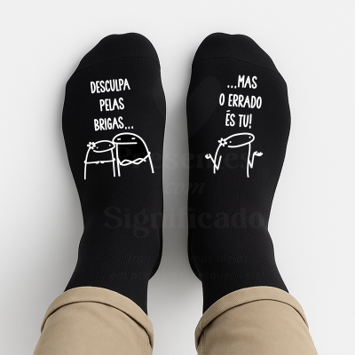 Meias pretas com desenhos e texto branco em português